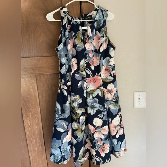 Liz Claiborne Sleeveless Floral Pleated Fit & Flare Dress Size 16 - Picture 3 of 5